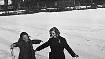 Na Zrccadle v Mlýnci o pololetkách 1958 - sestra Eva a sestřenice Lída.