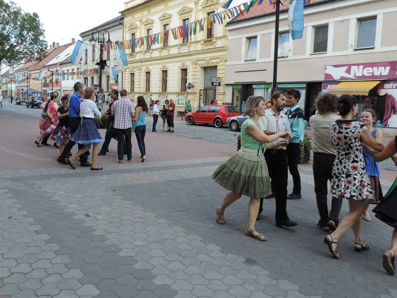 Moderní country tance v centru Jičína - setkání XXI. Řáholecký ryneček.