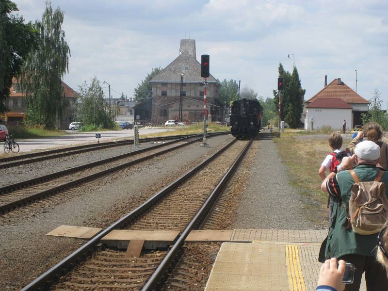 Cesta historické parní lokomotivy na trati k Hradci Králové.