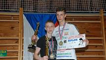 Jičínští boxeři bratři Antonín a František Bradáčovi si ve své kariéře připsali další významný úspěch. Na MČR v boxu 2016 vybojovali první místo. Na snímku vlevo Antonín Bradáč a vedle něj jeho sourozenec František Bradáč.