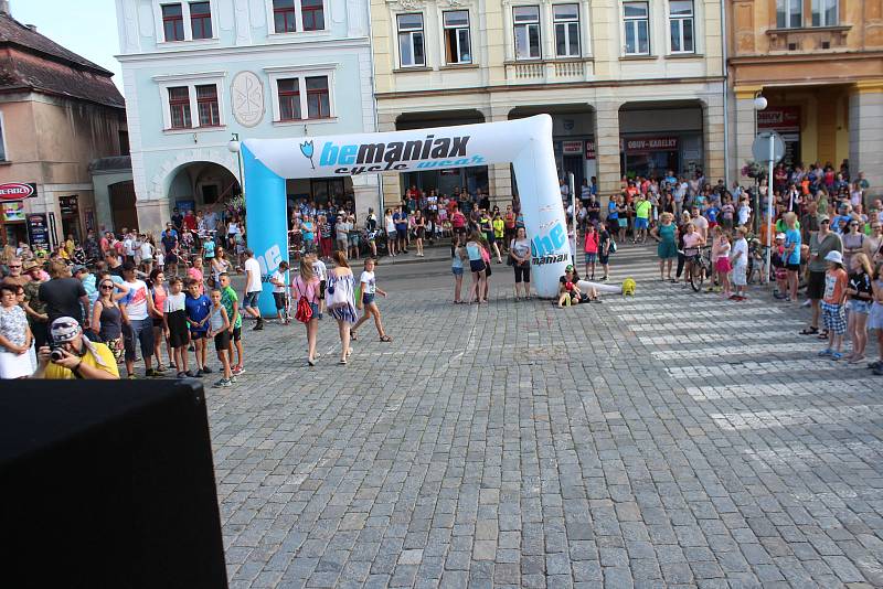 Daniela Polmana, který dokončil extrémní cyklistický závod napříč Amerikou, vítala Nová Paka. Amatérský cyklista se davu poklonil a poděkoval za přízeň fanoušků, která ho hnala do cíle nejtěžšího a nejdelšího závodu světa.