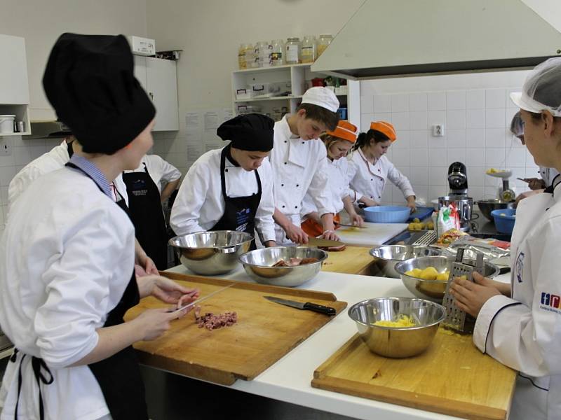 Ozdobné vyřezávání v novopacké Střední škole gastronomie a služeb.