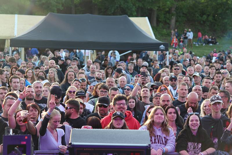 Festival Zažít nejvíc 2022se uskutečnil po dvou letech odkladů na jičínském Matějkově cvičišti. A že se vyplatilo počkat. Byli jste se podívat? Najdete se na fotkách?