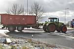Traktory tří velkých zemědělských podniků vyjely pět minut po dvanácté z Jičíněvsi na Jičín.