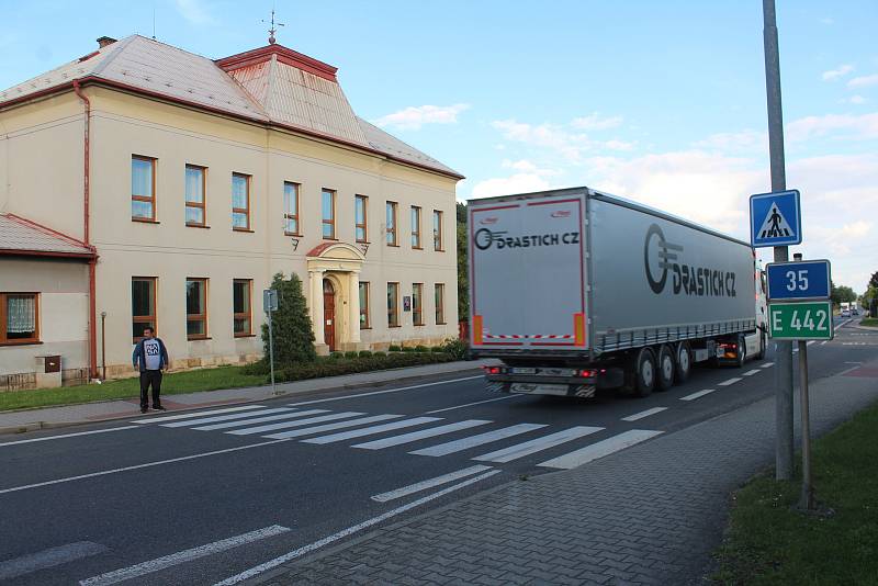 Obyvatelé Konecchlumí, Ostroměři i dalších obcí na E442 se snaží s životem u silnice vyrovnat, jak jen mohou. Ulevit by jim mohl plánovaný úsek D35 Úlibice-Hořice.