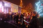 Česko zpívalo koledy i v Jičíně. Vánoční atmosféru podpořil svařák a sbor ZUŠ