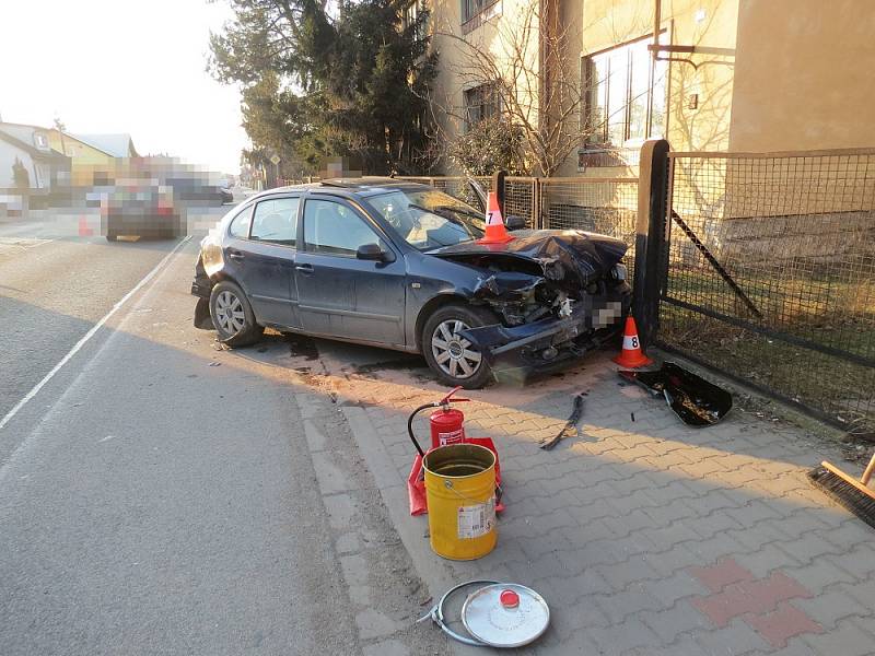 Hromadná nehoda komplikovala dopravu v Ostroměři.