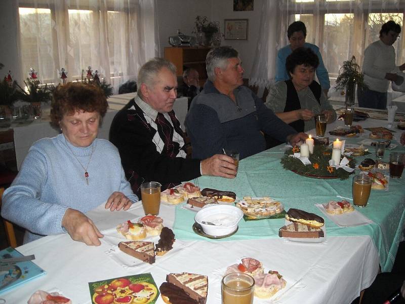 Besídka dětí ostruženské MŠ pořádaná pro seniory.