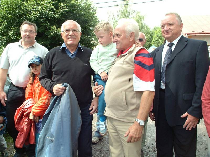 Prezident Václav Klaus návštěvou na Volejbalové Dřevěnici roku 2005.