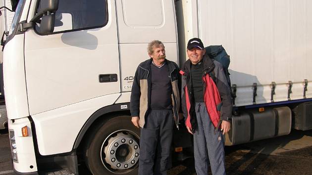 Ivan Pírko odjel kamionem C.S. Cargo z Jičína s řidičem Františkem Balcarem (vlevo).