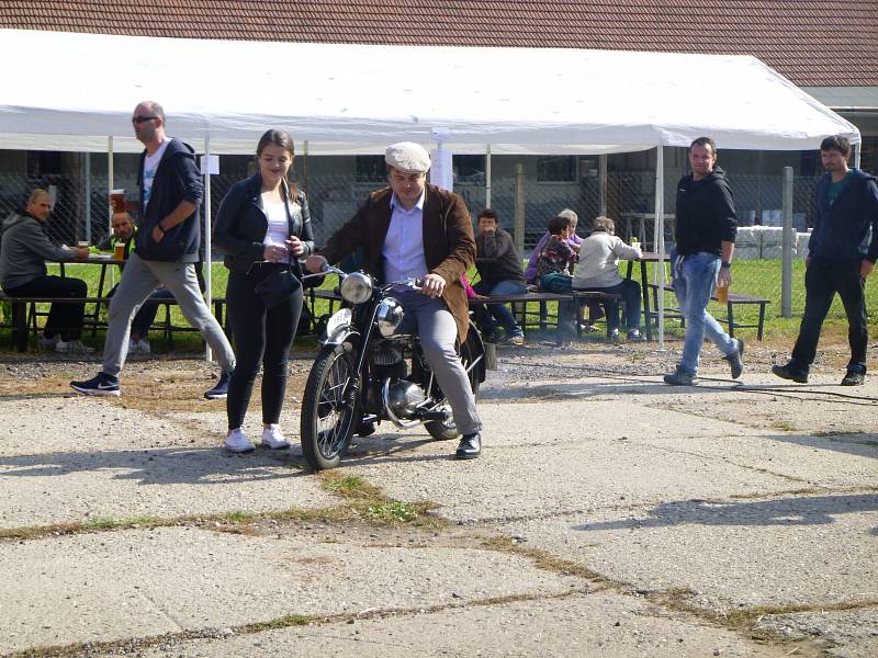 V Lískovicích se proháněly traktory z různých období.