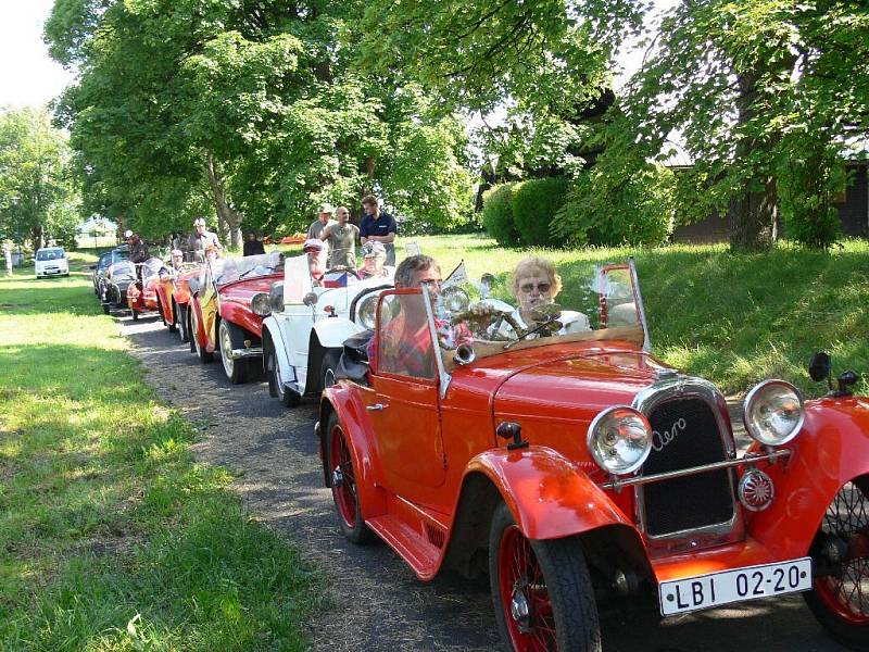 Ze srazu autoveteránů v jičínském kempu Rumcajs.