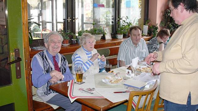 Z výroční schůze Svazu tělesně postižených Jičín v restauraci Řáholec.
