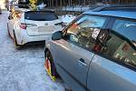 V Peci pod Sněžkou se k obvyklým davům lyžařů přidali ještě návštěvníci závodu RedBull Homerun. Snaha najít parkování mohla trvat i hodinu a pro některé byla marná. A ti, kteří auto nechali na neznačených místech, po návratu čekalo nepříjemné překvapení.
