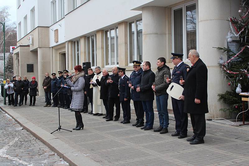 Novopačtí dobrovolní hasiči převzali nový vůz za více než šest milionů korun.