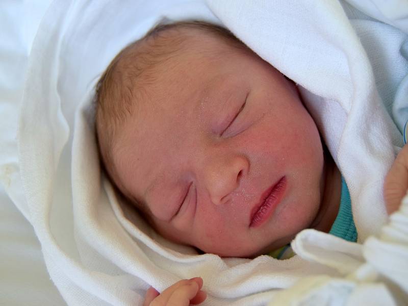 Teodor Gabriel Zukal se usmívá na svět od 12. března, kdy se narodil s mírou 49 cm a váhou 3,30 kg. Štěstím září rodiče Šárka Pacáková a Robert Zukal z Karlovic.