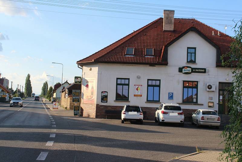 Obyvatelé Konecchlumí, Ostroměři i dalších obcí na E442 se snaží s životem u silnice vyrovnat, jak jen mohou. Ulevit by jim mohl plánovaný úsek D35 Úlibice-Hořice.