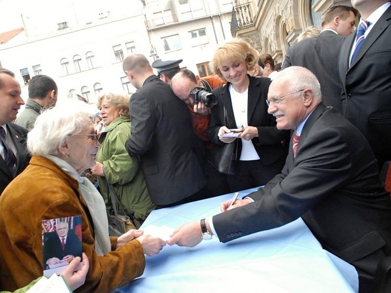 Manželé Klausovi na návštěvě Hořic roku 2007.