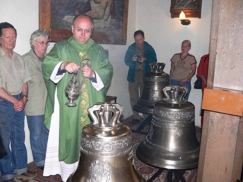 Ze slavnosti v libuňském kostele u příležitosti svěcení zvonů.