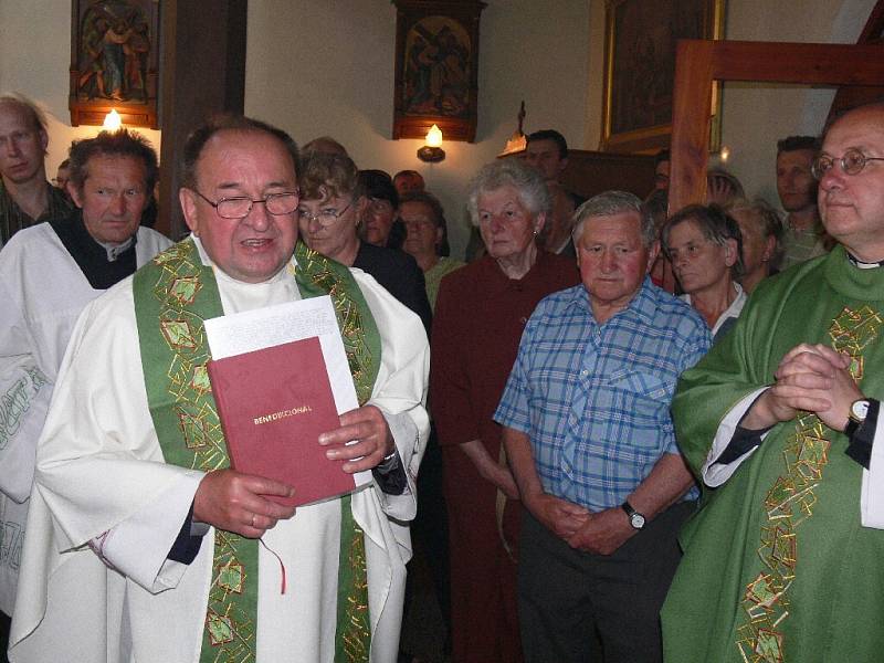 Ze slavnosti v libuňském kostele u příležitosti svěcení zvonů.