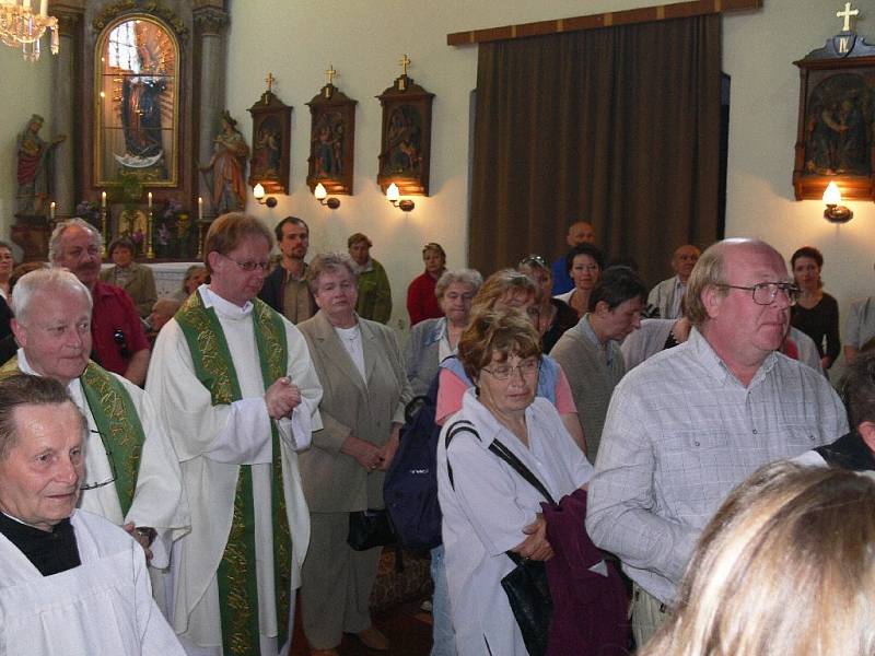 Ze slavnosti v libuňském kostele u příležitosti svěcení zvonů.