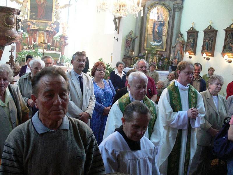 Ze slavnosti v libuňském kostele u příležitosti svěcení zvonů.