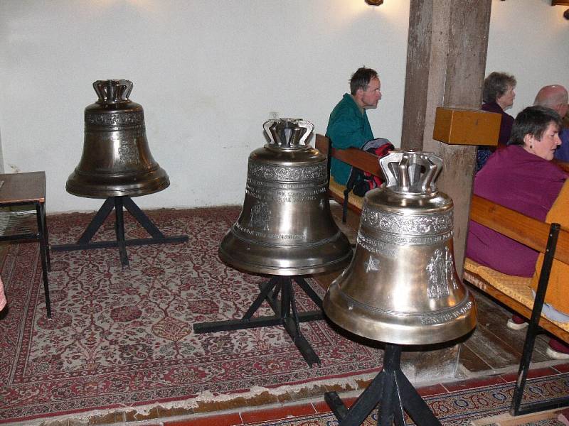 Ze slavnosti v libuňském kostele u příležitosti svěcení zvonů.