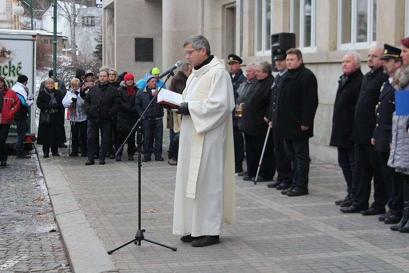 Novopačtí dobrovolní hasiči převzali nový vůz za více než šest milionů korun.