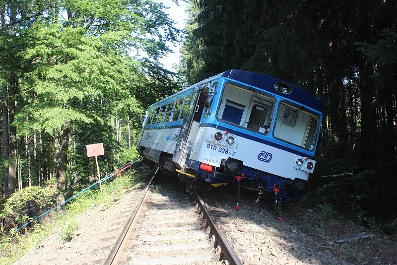 Na trati mezi Novou Pakou a Lázněmi Bělohrad vykolejil osobní vlak, který vezl šest cestujících. Nikomu se nic nestalo. Vlaky nahradila autobusová doprava. Odhadnutá škoda je 320 tisíc korun.