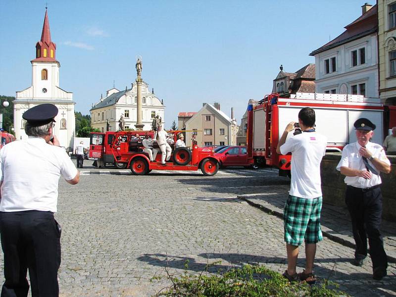 Novopačtí hasiči se vydali s historickou Andulou na třídenní putování.