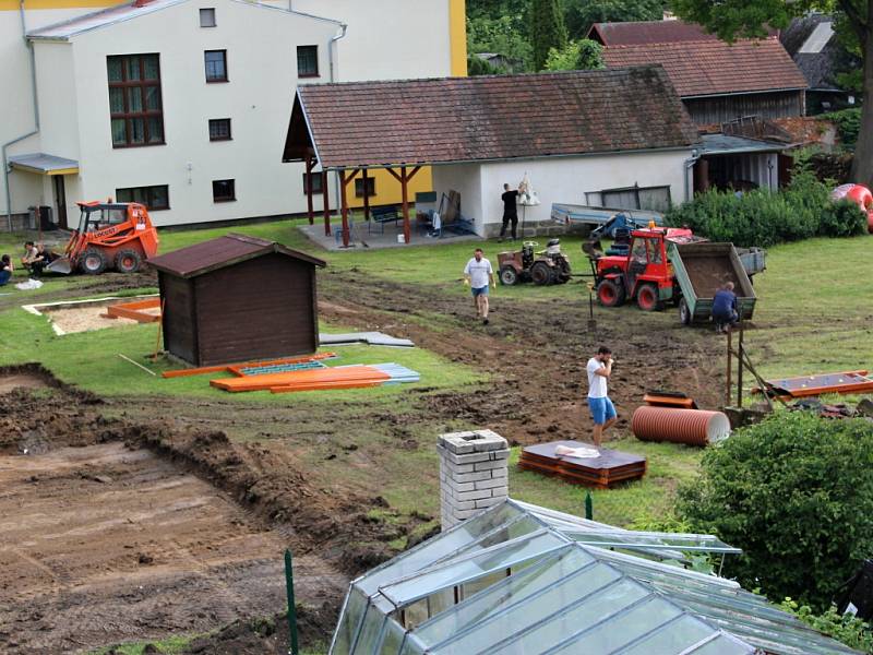 Výstavba nového hřiště v Ostružně.