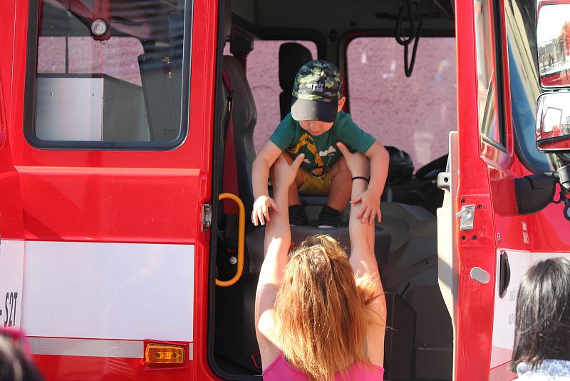 Holky a kluci se na návštěvu připravily, přinesli si hasičská trička, kšiltovky i hračky. "Všechno musí mít hasičské," smála se jedna s maminek.