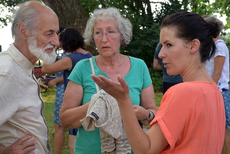 Sousedé ze Lháně se potkali na zahradním jarmarku.