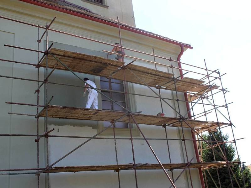 Práce na rekonstrukci lužanského kostela.