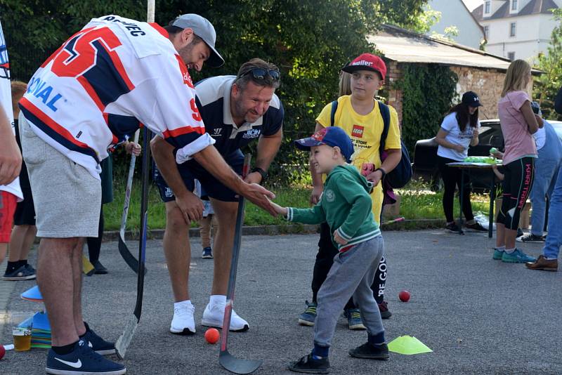 Oslavu 90 let hokeje v Jičíně a 10 let provozu zimního stadionu provázela zábava, soutěže i bruslení na čerstvém ledu.