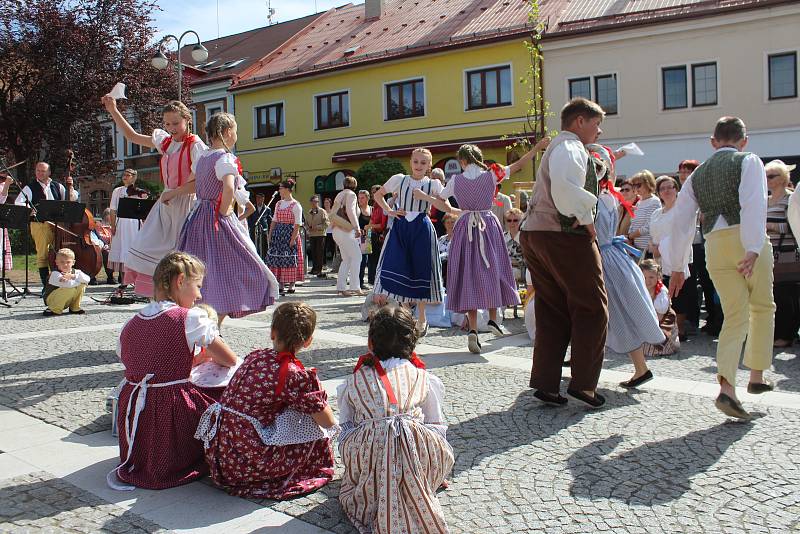 Slavnostní otevření zrekonstruovaného muzea v Hořicích, které bylo zrenovováno od sklepa po půdu díky česko-polskému projektu Cesta kamene. Náklady na opravy se pohybují kolem 28 milionů korun.