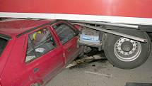 Ve středu 4. června se otáčel na křižovatce u obce Ohaveč řidič s kamionem a střetl se s osobním vozidlem Škoda Felicia. Při nehodě došlo k lehkému zranění řidiče osobního vozu a jeho spolujezdce.  
