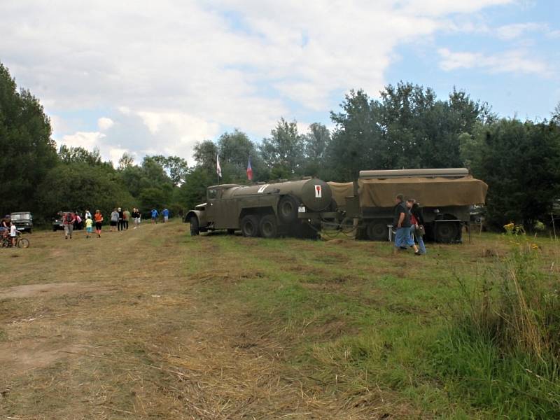 Setkání majitelů armádní techniky pod Zebínem.