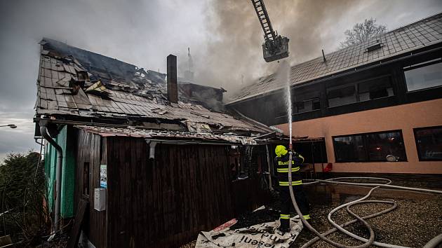 V obci Brada - Rybníček hořel penzion. Na místě zasahovalo dvanáct jednotek hasičů