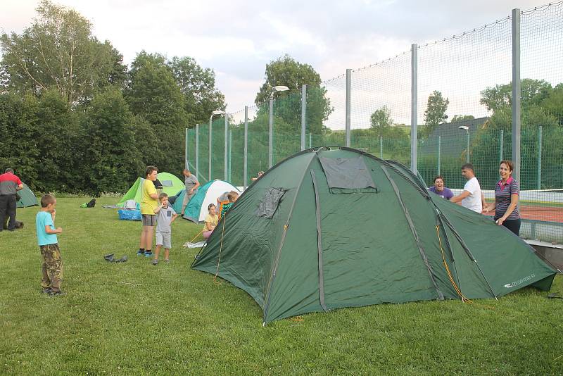 Postýlky vyměnili za spacáky.