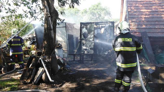 Devět jednotek hasičů zasahovalo v Tetíně u požáru, který byl způsoben samovznícením uhlí.