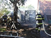 Devět jednotek hasičů zasahovalo v Tetíně u požáru, který byl způsoben samovznícením uhlí.