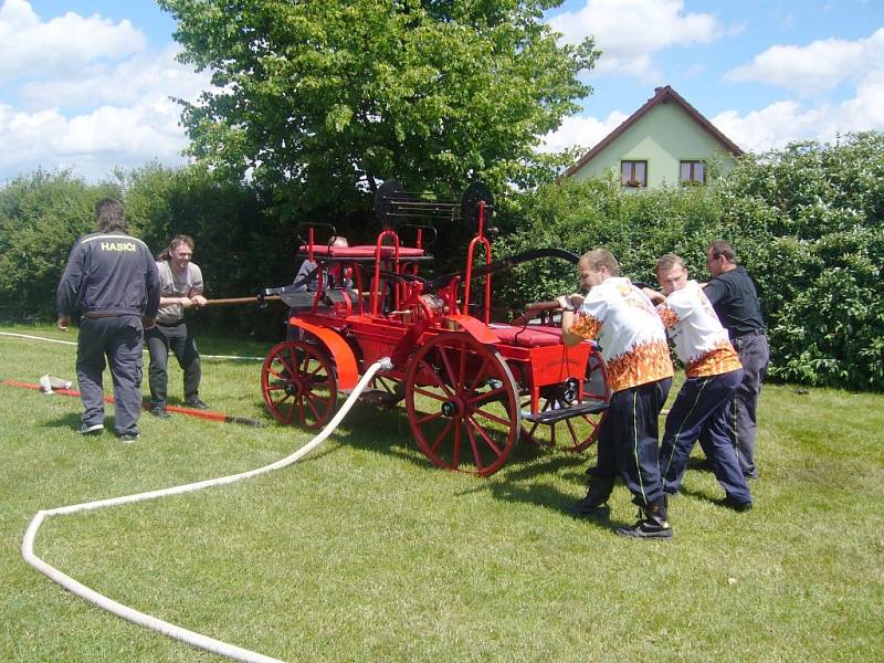 Z oslav 105 let od založení SDH Bašnice.