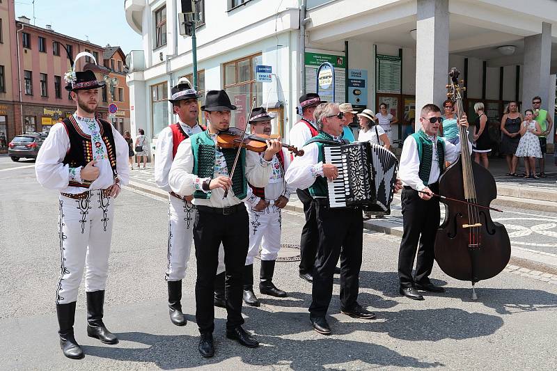 Folklor jižní Moravy, severní Moravy, jižních Čech, severovýchodních Čech, Vysočiny a Podkrkonošský. Představily se tradice Slovenska, Portugalska, Lotyšska a Holandska.