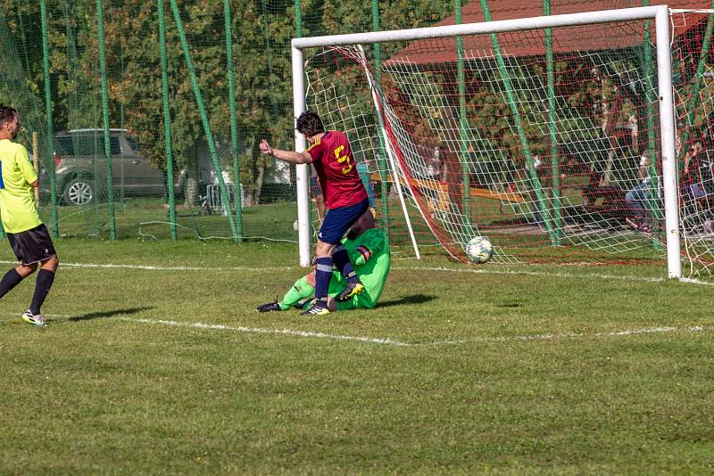 Žlunice (červenomodré dresy) - Robousy 2:1 (1:0).