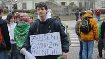 Protesty proti zrušení čtyřletého gymnázia v Hořicích.