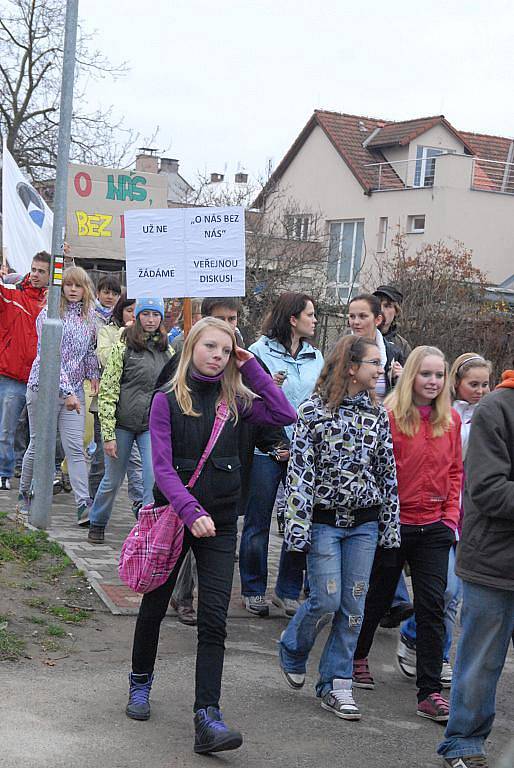 Protesty proti zrušení čtyřletého gymnázia v Hořicích.