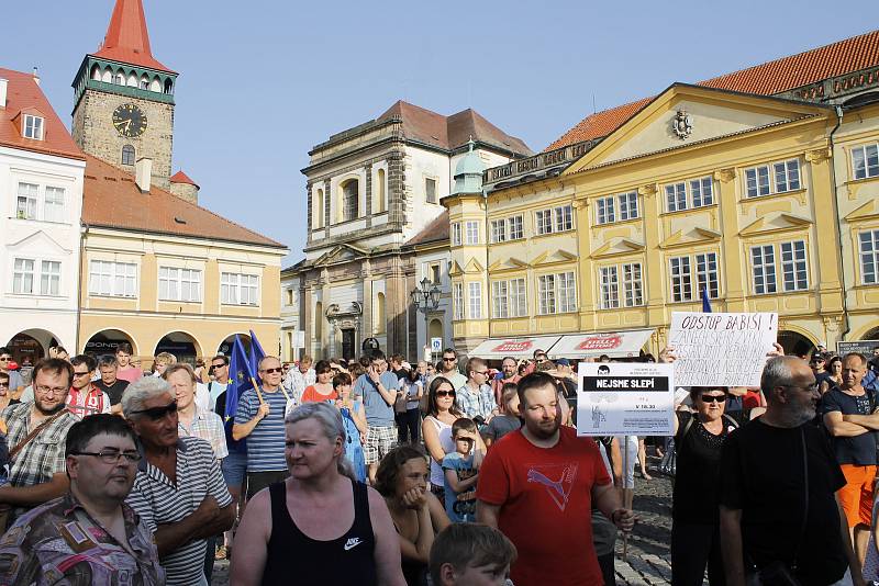 Na demonstraci proti Andreji Babišovi přišlo v Jičíně pět set lidí.