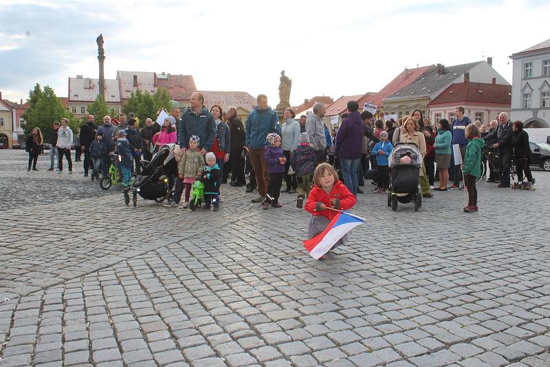 Demonstranti požadovali demisi Benešové a odchod Babiše.