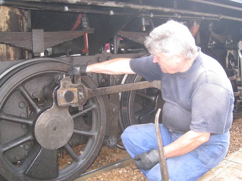 Cesta historické parní lokomotivy na trati k Hradci Králové.